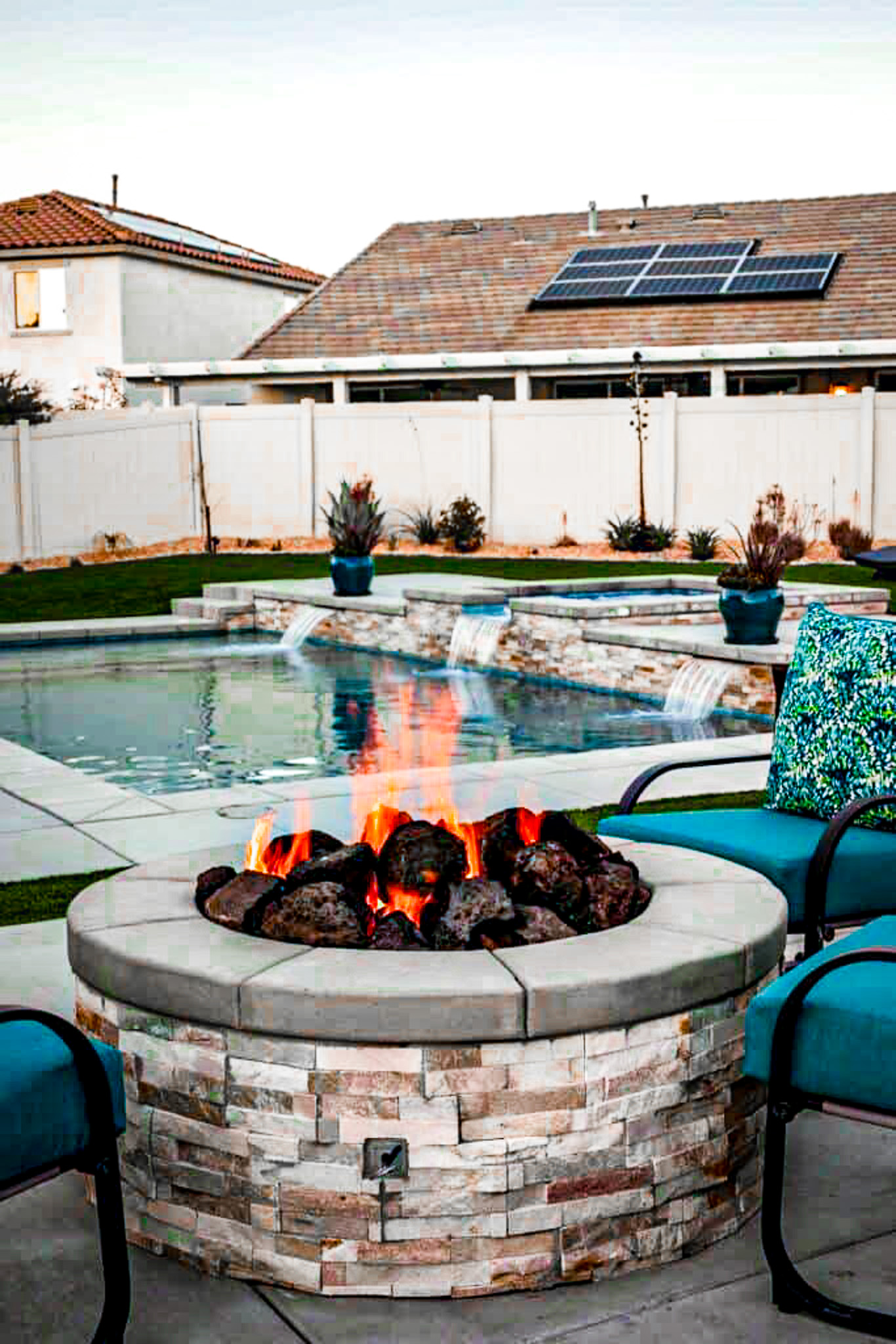 Backyard Swimming pool with a hot tub